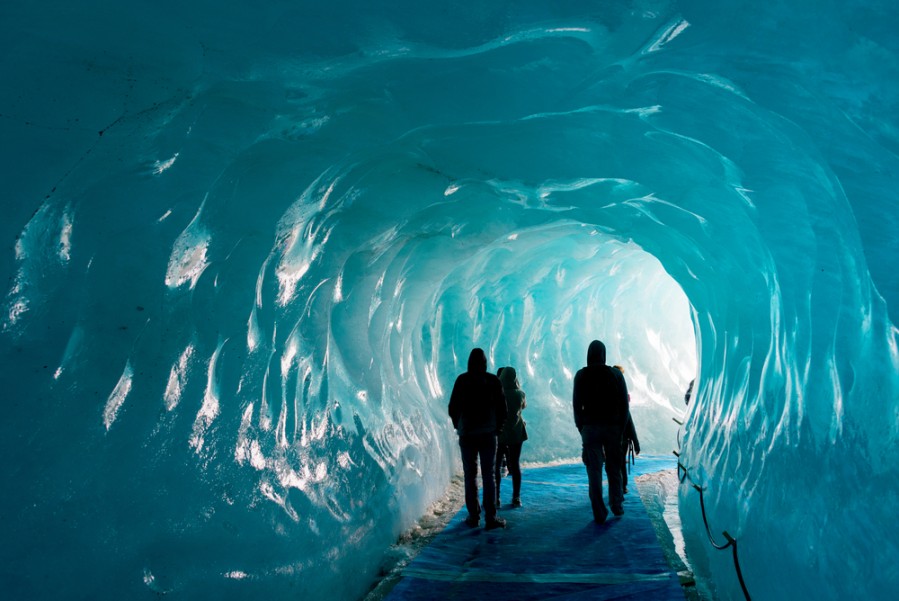 Découvrez la fascinante grotte de glace de l'Alpe d'Huez